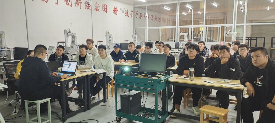 校外企业教师为开云kaiyun官方入口师生开展工业机器人培训