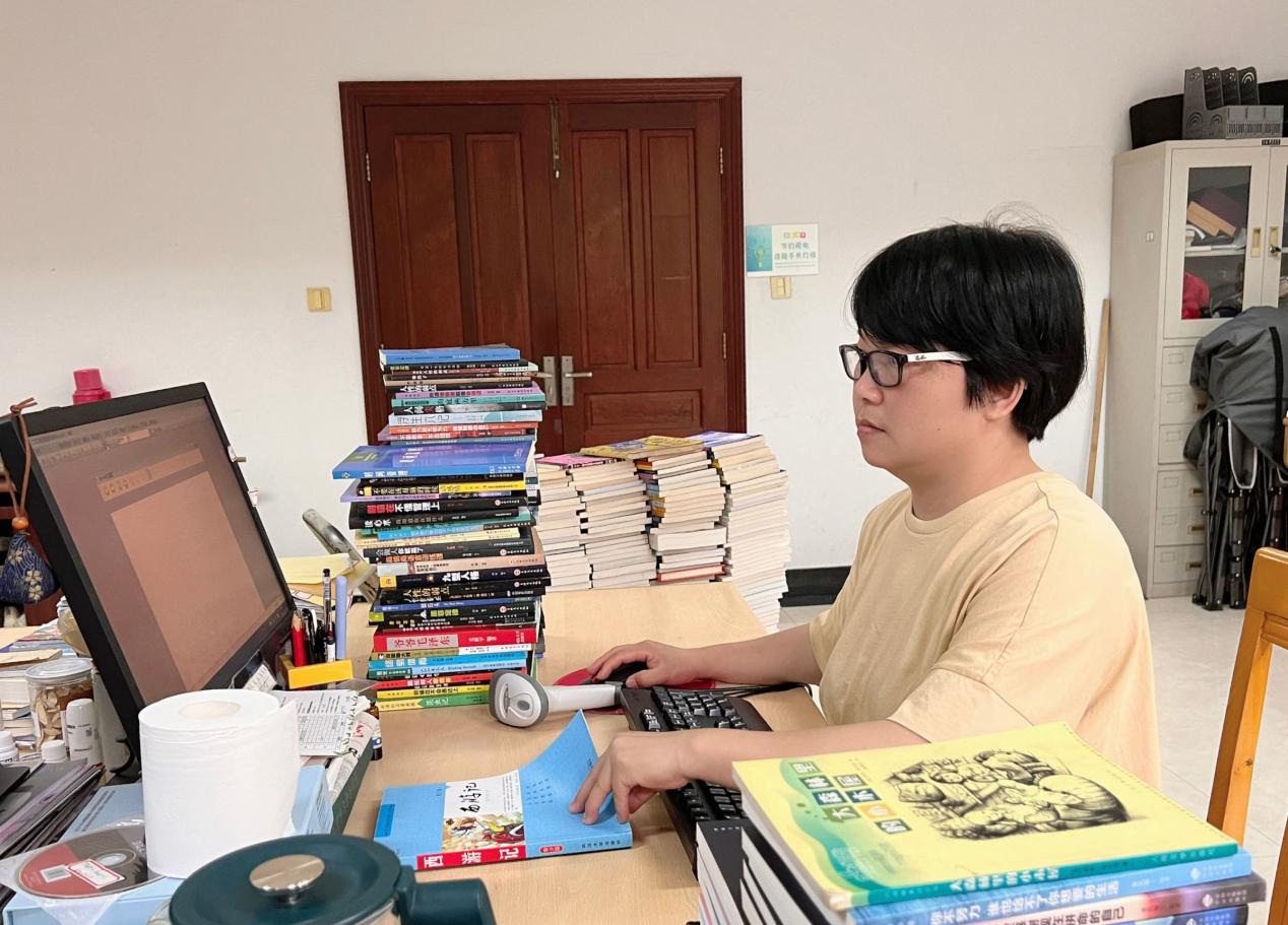 王淑军：平淡不平庸 图书馆里的“采编达人”