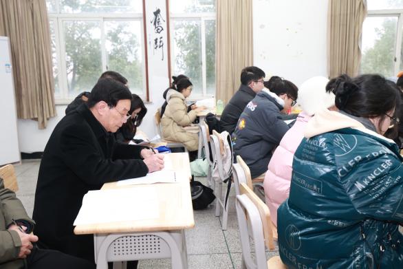 龙年新春第一课，校领导与学生成为同桌