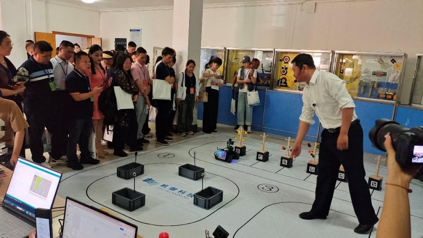弘扬智能科技，展机器人风采 ——智能制造学院全国科技活动周，引领未来智能时代探索