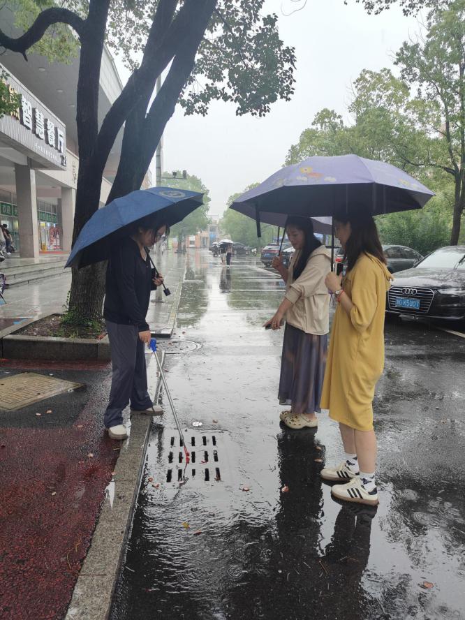 后勤服务中心全力以赴，织牢校园防洪防灾安全网