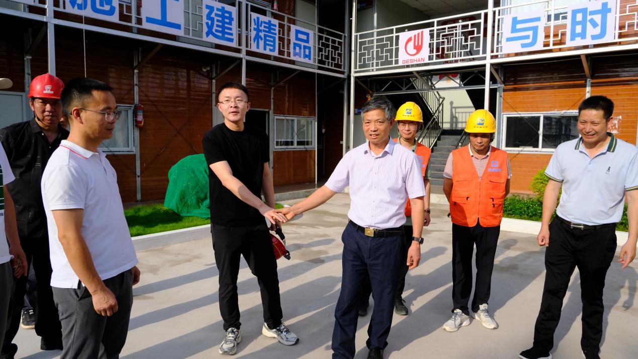 盛夏送清凉 关怀润心田 ——校领导走访慰问坚守一线岗位的施工队伍和后勤保障人员