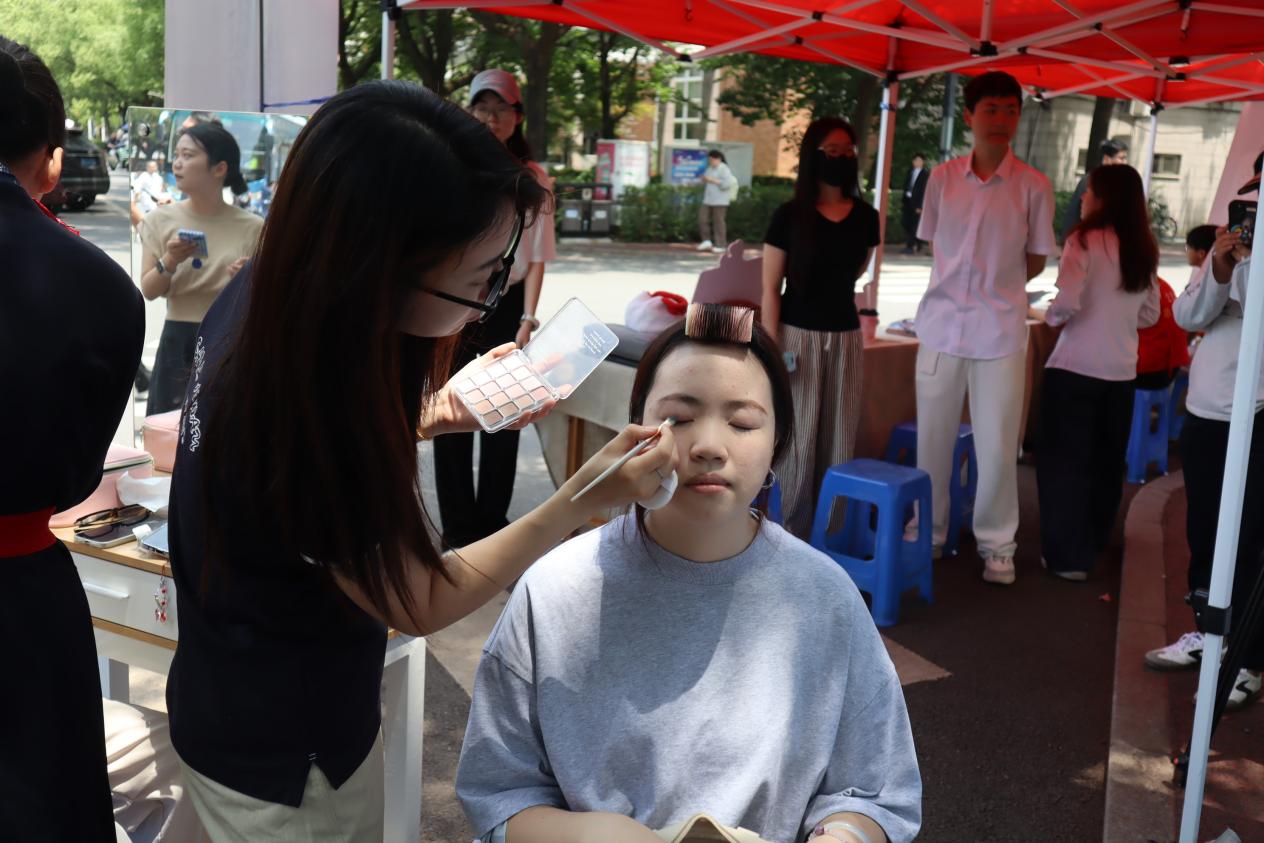 就业“妆”备 自信启航——国际商学院打造“美丽工坊”，助力学子“颜”值加分
