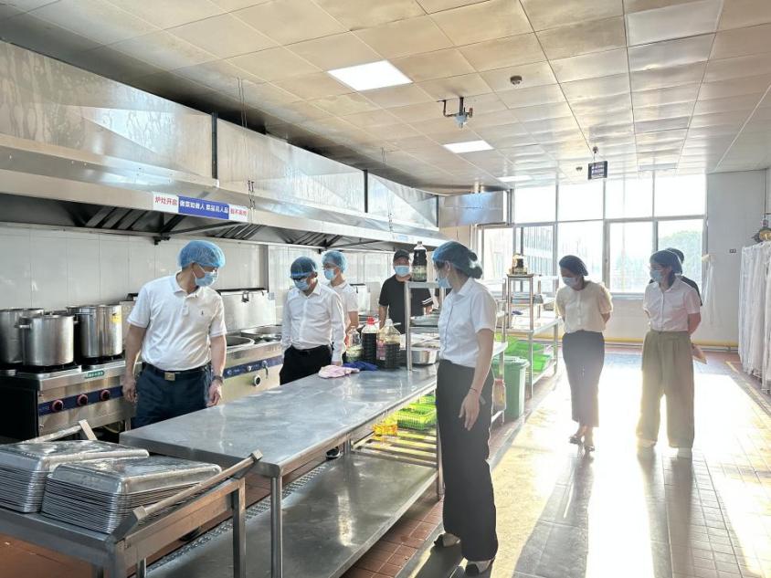 守护师生饮食健康 筑牢“舌尖上的安全” 防线 ——学校开展食品安全专项检查