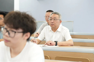 聚焦课堂主阵地 同上新生第一课——校领导深入课堂听课